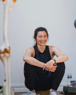 Das sind nur ausgewählte Impressionen meiner letzten Weiterbildung zum „Osteopathic Yoga Teacher“ und sie zeigen nur einen Bruchteil der Vielfalt, die ich in unseren Blockwochen erlebt habe.
Dass ich erst jetzt dazu komme, diesen Post fertigzustellen zeigt, wie intensiv der Alltag mich seitdem eingenommen hat. Vielleicht war es nicht die klügste Idee, diese 100h Weiterbildung inmitten der Vorlesungszeit zu machen — aber ich hätte sie auch nicht missen wollen! Es war eine sehr inspirierende (und damit auch erfrischende) Zeit und ich bin @timo_wahl_yoga_frankfurt und @alexhausentherapy extrem dankbar für die Großzügigkeit, mit der sie uns an ihrem Wissen haben teilhaben lassen. Und das mit so viel Freude!
Im Hinterkopf rattert es noch, wie es (auch nach der Theorieprüfung, die noch aussteht) für mich mit diesem Thema weitergehen soll. Schon jetzt fließt mein „neuer Blick“ in meine Gruppenstunden ein. Aber ob ich noch mehr daraus machen und vielleicht in Richtung individuelle Begleitung denken möchte? Das darf sich in den nächsten Wochen entwickeln.
Ein extra Dank für die schönen Fotos geht an @anjaschnell.photography.
#dankbarkeit #inspiration #yoga #osteopathie #yogateacher #yoganürnberg #weiterbildung #entwicklung #neuemöglichkeiten