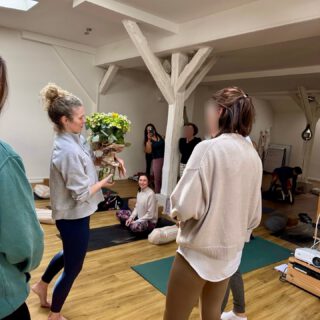 Es mag absurd klingen: Ich fühle mich unheimlich erfrischt nach dem sechstägigen Teacher Training in der letzten Woche. Obwohl uns gerade im Anatomie-Teil die Köpfe geraucht haben, war es wieder unglaublich greifbar und anwendungsorientiert. Danke, lieber @timo_wahl_yoga_frankfurt für Deine unermüdliche Begeisterung bei der Erklärung komplexer Zusammenhänge!
Mein persönliches Highlight waren die drei Tage zum Thema Sequencing mit @alexandra.yoga.movement. Mit den anatomischen Aspekten des ersten Teils im Gepäck haben wir uns dem Aufbau von Sequenzen aus unterschiedlichen Perspektiven genähert: Auf der Matte, abstrakt als Struktur und Methode sowie hands-on in vielen Gruppenarbeiten. Für diese geht auch noch ein Dank an die meine Kolleg:innen; es war eine Freude mit Euch im Austausch zu sein! Liebe Alex, meine Leidenschaft für kreative Flows ist auf jeden Fall noch ein Stückchen mehr entfacht! Danke!
Und zur Erfrischung: Ich mag Vieles und mache gerne Vieles — am liebsten gleichzeitig. Es ist eine ständige Herausforderung, eine gute Balance zwischen den positiven und negativen Effekten des ‚Viel Seins‘ zu finden. Mit Blick auf die letzte Woche kann ich aber ganz klar sagen, dass es mir gut getan hat, mich mit Dingen zu beschäftigen, die ganz anders sind als meine Haupttätigkeit! Auf dem Boden sitzen statt am Schreibtisch, anatomische Strukturen statt sozialwissenschaftlicher Theorien und mit den Händen unterstützen statt mit Fragen und Antworten — auch mal schön!
#yoga #yogateacher #yogateachertraining #sequencing #anatomie #nebenberuflichkeit #balance #frische #inspiration