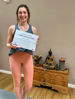 300 Stunden on top! 🎉
Etwas mehr als drei Jahre liegen zwischen den beiden Fotos. Drei Jahre voll mit Anwendungserfahrung, ersten Erprobungen sowie wiederkehrenden Reflexionsräumen und vertiefenden Inputs: Mehr Anatomie, Philosophie, Sequencing, Assists und so vieles mehr. Ich fand es unheimlich wertvoll, ins Tun zu kommen und davon ausgehend noch tiefer zu gehen. Und mir ist erst rückblickend wirklich bewusst, wie gut die Grundlagen dafür gelegt waren und wie sehr in mich in diesen drei Jahren weiterentwickelt habe.
Vielen Dank an @timo_wahl_yoga_frankfurt, @manuelahuberhealth und @alexandra.yoga.movement für eure endlose Inspiration und langjährige Begleitung! Vielen Dank für Euren Einsatz für ein modernes Yoga, das für mich sehr viel Sinn und ebenso viel Spaß macht!
#yoga #yoganürnberg #vinyasa #300ytt