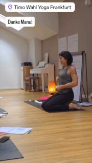 Kleiner Rückblick auf ein großartiges und lehrreiches Wochenende:
Vor gut anderthalb Jahren habe ich begonnen, zwei Mal in der Woche 30 Minuten meinen „Core“ mit Manu zu trainieren. Durch die Übungen aus dem Pilates und auch darüber hinaus fühle ich mich seitdem aufrechter (haltungsrelevante Muskulatur!) und stärker in meiner Mitte. Die kommt beim Yoga leider doch manchmal etwas zu kurz und daher erlebe ich diese fokussierten Einheiten als perfekte Ergänzung!
Jetzt habe ich mir ein Wochenende Zeit genommen, die Welt des Mattenpilates etwas besser kennenzulernen. Pilates unterscheidet sich vom klassischen „Bauch - Beine - Po“ durch die Prinzipien Atmung, Konzentration, Zentrierung, Kontrolle, Bewegungspräzision und Bewegungsfluss (…). Mich beeindruckt vor allem die präzise Ansteuerung der Muskulatur, die sich durch die Übungen entwickelt. Bereits kurze Bewegungseinheiten bewirken unheimlich viel (natürlich wie immer bei regelmäßigem Training) und ich liebe es, einen Homeoffice-Tag auf diese Weise zu unterbrechen.
Auch in meinen Yoga-Sequenzen baue ich abgewandelte Übungen aus dem Pilates ein, weil sie funktional gesehen einfach sinnvoll sind.
Danke für die wie immer großzügige Weitergabe deines Wissens, liebe @manuelahuberhealth
#pilates #wochenende #weiterlernen #core #körpermitte #haltung #atmung #konzentraion #präzision #bewegungsfluss #yoga